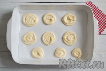 Тесто не спеша, аккуратно выложить в кондитерский мешок и отсадить небольшими частями заготовки печенья в форму для выпечки, застеленную пекарской бумагой.
