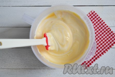 Лопаткой перемешать массу до одного цвета.
