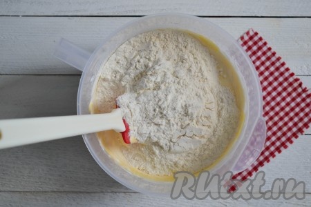Всыпать просеянную муку.
