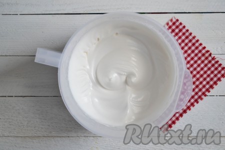 Не останавливая работу миксера, а увеличив скорость к максимуму, всыпать сахар и продолжить взбивать до плотной, густой массы. Приподняв венчики, вы увидите, что взбитые белки неподвижно держатся на них.
