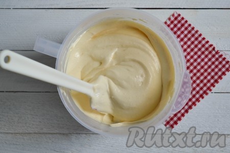 Очень нежно, аккуратно, движениями снизу-вверх перемешать тесто лопаткой. Оно получится однородным, без комочков.
