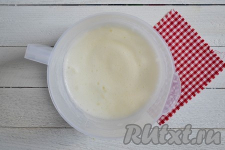 Очень аккуратно яйца разделить на белки и желтки. В сухую чистую чашу влить куриные белки, взбить миксером на низкой скорости в течение 2-3 минут. Белки должны превратиться в пышную массу.
