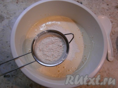 Далее взбивать яичную массу миксером около 8-10 минут, чтобы масса стала плотной, светлой и пышной. Добавить частями просеянную муку, каждую часть полностью вмешивая в яичную смесь.
