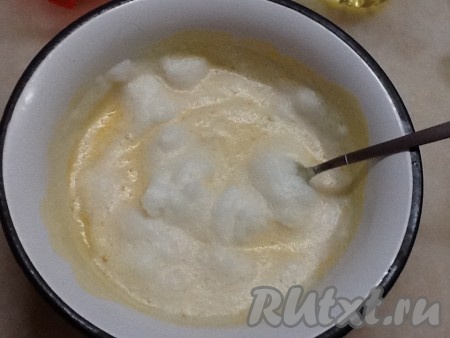 Добавляем аккуратно взбитые белки в блинную массу и не спеша перемешиваем ложкой.