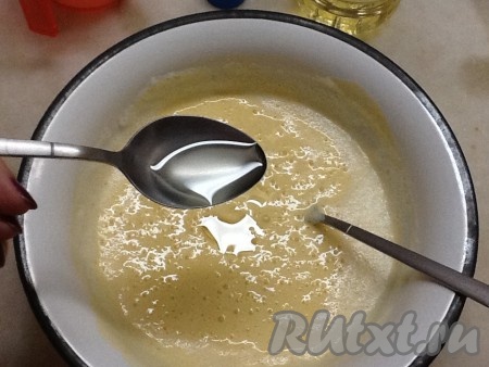 Добавляем растительное масло в тесто и ещё раз перемешиваем.
