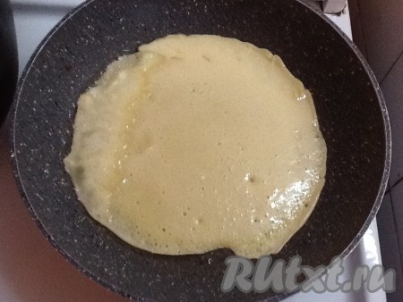 Разогреваем сковороду, смазываем подсолнечным маслом и наливаем тесто, распределяя его по всей поверхности сковороды, готовим на среднем огне. Никуда не отходим. Через пару минут блин переворачиваем с помощью лопатки. 