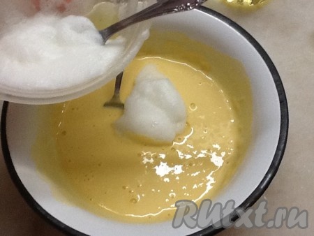 Добавляем аккуратно взбитые белки в блинную массу и не спеша перемешиваем ложкой.