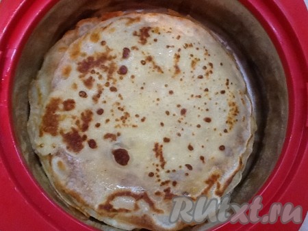 Блины складываем в ёмкость, смазывая каждый блинчик сливочным маслом.