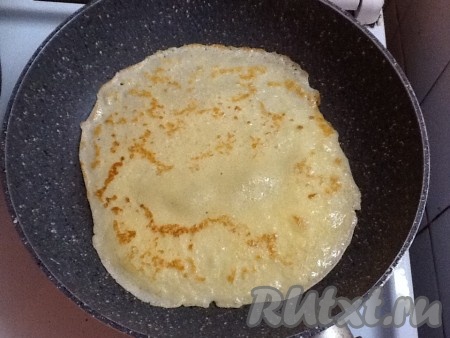 Разогреваем сковороду, смазываем подсолнечным маслом и наливаем тесто, распределяя его по всей поверхности сковороды, готовим на среднем огне. Никуда не отходим. Через пару минут блин переворачиваем с помощью лопатки. 