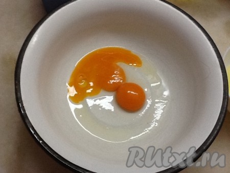 Желтки отделяем от белков. Желтки растираем с молоком, солью и сахаром.