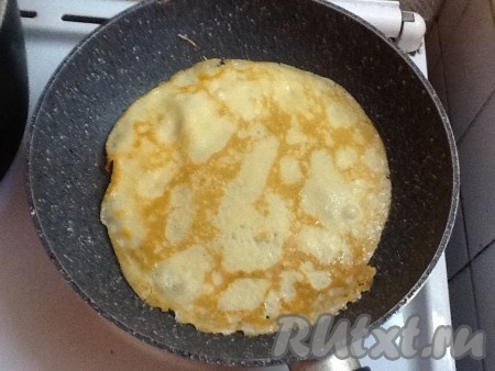 Перед каждым блином смазываем сковородку подсолнечным маслом с помощью кисточки или половинкой сырой картошины на вилке, обмакивая её в масло.
