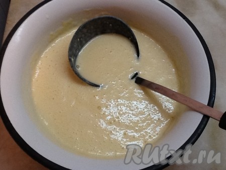 Блинное тесто готово, начинаем выпекать блины.