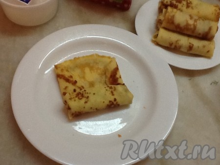 Свернуть блинчик трубочкой, подогнув внутрь края.