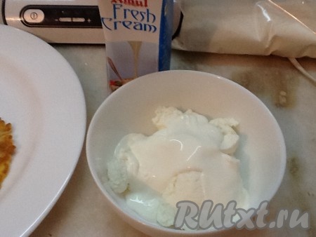 Творог смешать с йогуртом или сметаной, чуть подсолить, добавить нарезанный укроп, хорошо перемешать.