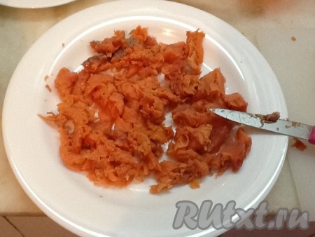 Семгу разобрать на небольшие кусочки и внимательно проверить, чтобы не попали косточки.