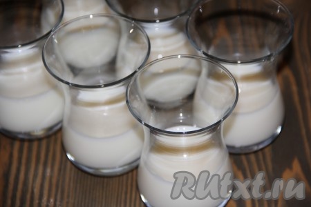 Разлить молочную массу по креманкам или стаканчикам, заполняя их на 1/2 объёма. Поставить стаканчики в холодильник на 1-1,5 часа.
