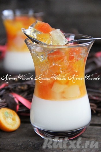 Очень вкусное и нежное молочное желе с фруктами готово. Такой красивый десерт понравится многим, попробуйте! 
