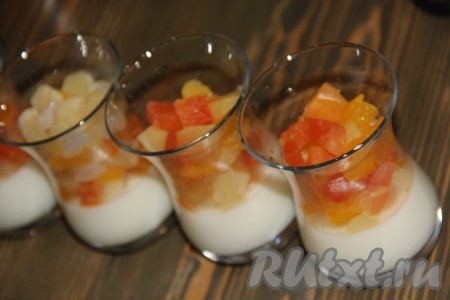 Выложить кусочки фруктов на застывшее молочное желе.&nbsp;
