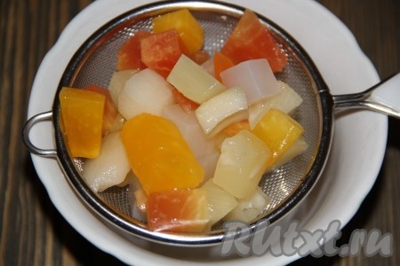 Кусочки консервированных фруктов откинуть на дуршлаг. Если вы готовите со свежими фруктами, то нарежьте их на кусочки.
