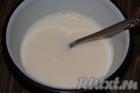 Затем поставить сотейник на огонь и прогреть, помешивая, молочную смесь до полного растворения сахара и желатина, но не кипятить!
