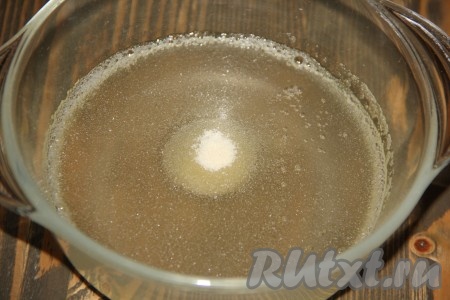 Для приготовления фруктовой прослойки в сиропе от фруктов (или во фруктовом соке) развести желатин и оставить на 15 минут. По желанию, можно добавить сахар.
