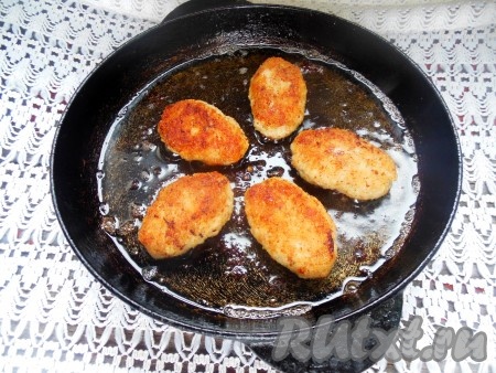 Для того чтобы куриные котлеты хорошо прожарились, можно накрыть их крышкой.
