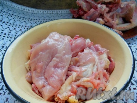 Вы можете использовать уже готовый куриный фарш. Я предпочитаю готовить фарш самостоятельно, для этого курицу вымойте, обсушите, отделите мясо со шкурой от костей. Из костей можно приготовить отличный бульон для первых блюд. Замочите хлеб в воде или молоке и отожмите его.
