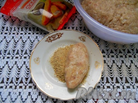 По истечении времени сформируйте котлеты, слегка отбивая их в ладонях, а затем обваляйте со всех сторон в панировочных сухарях.
