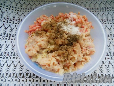 Добавьте&nbsp; в полученный фарш соль и черный молотый перец, тщательно перемешайте. Переложите фарш в более просторную миску и отбейте его. Для того чтобы отбить фарш, поднимите его на высоту около 20 см и резко бросьте в миску. Сделайте таких бросков не менее 10. Затем затяните миску с куриным фаршем пленкой, поставьте в холодильник на 30 минут. Такая процедура сделает домашние котлеты более пышными и сочными.
