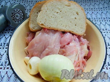 Куриное мясо со шкурой, замоченный батон, очищенные лук и чеснок пропустите через мясорубку.
