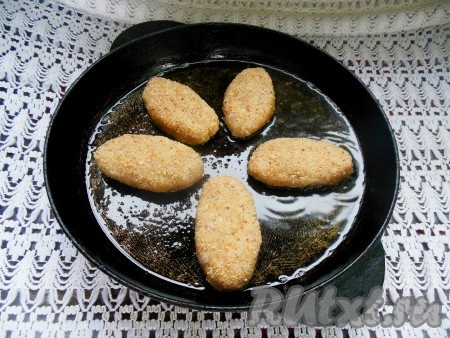 Обжарьте котлеты на хорошо разогретой сковороде с добавлением растительного масла на медленном огне около 5 минут с каждой стороны (до золотистого цвета).
