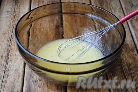 Венчиком или миксером взбить яйца с сахаром до однородной массы.&nbsp;
