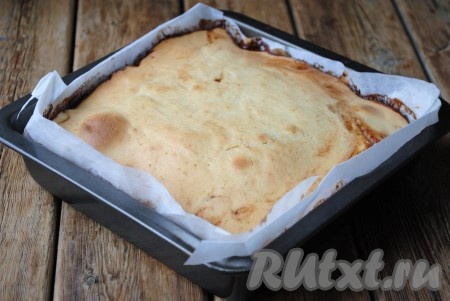 Отправить пирог в разогретую до 180 градусов духовку на 40-45 минут. Выпекать до красивого золотистого цвета. 
