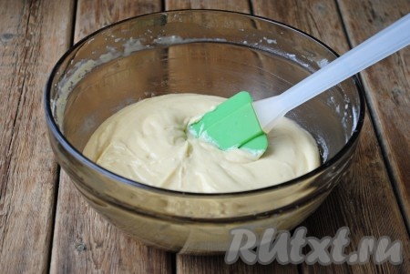 Тесто получится однородным, по консистенции будет напоминать густую сметану.&nbsp;
