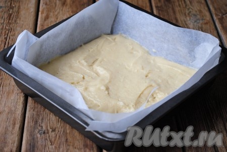 Форму для выпечки&nbsp;(у меня размер формы 20х20 см) застелить пергаментом, выложить половину теста, разровнять.&nbsp;
