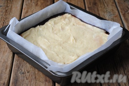 Затем выложить оставшееся тесто. Если тесто полностью не покроет варенье и его будет видно по краям - ничего страшного. В процессе выпекания тесто поднимется и заполнит всю форму.&nbsp;
