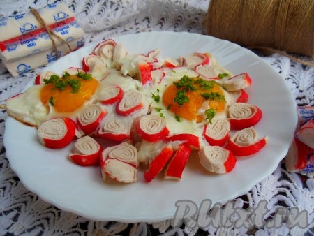 Такая яичница с крабовыми палочками станет отличным вариантом приготовления домашнего завтрака. Перед подачей можно посыпать зеленью. Готовится блюдо очень просто, а получается сытным, вкусным и аппетитным.