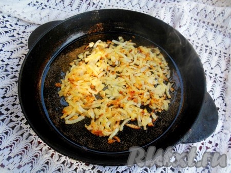 Обжаривайте лук на среднем огне в течение 4-5 минут (до золотистого цвета), помешивая.
