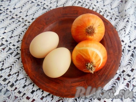 Для приготовления яичницы с луком я взяла вот такие ингредиенты.