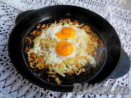 Готовьте яичницу около 3-4 минут на медленном огне (белок должен полностью "схватиться"). В конце приготовления добавьте соль и черный молотый перец.
