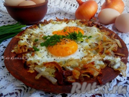 Готовую яичницу с луком, по желанию, можно посыпать мелко нарезанной зеленью (я посыпала нарезанным зелёным луком). Блюдо получается сытным и достаточно вкусным, оно прекрасно разнообразит ваше повседневное меню.