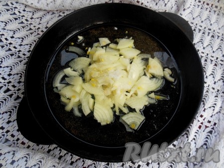 Репчатый лук очистить, нарежьте на четвертинки, а затем каждую четвертинку разрежьте на тонкие ломтики. На сковороде, хорошо разогретой с растительным маслом, обжарьте лук с щепоткой соли и сахара.
