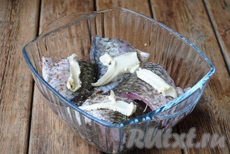 Выложить рыбу в форму, которая подходит для микроволновой печи. На каждый кусочек рыбы выложить сливочное масло (как на фото).&nbsp;
