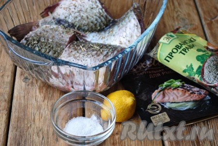 Карасей очистить от чешуи, удалить внутренности, хорошо вымыть и отрезать голову (она нам в этом рецепте не понадобится). Если рыба крупная - разрезать её пополам. Карасей посолить, добавить специи и полить лимонным соком. Аккуратно перемешать,&nbsp;чтобы все кусочки хорошо обвалялись в специях.