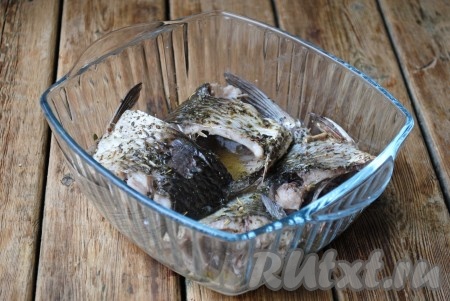 Готовить карасей в микроволновке при максимальной мощности (мощность моей микроволновки 800 Ватт) в течение 6-7 минут. За это время рыбка полностью приготовится, но при этом останется сочной и вкусной. 