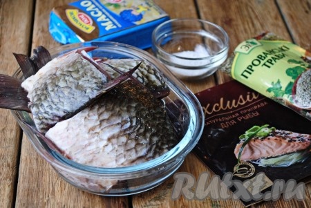Подготовить необходимый набор ингредиентов для приготовления карасей в микроволновке. 