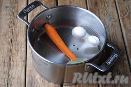 Лук и морковь очистить. В кастрюлю налить холодную воду и выложить овощи. Если луковица крупная, её нужно разрезать пополам и отправить в кастрюлю только половину. Также добавить к овощам чёрный перец горошком и лавровый лист.&nbsp;
