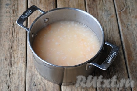 Когда картофель сварится, добавить в суп постепенно муку, разведённую в овощном бульоне, не забывая помешивать, и натертую вареную морковь.&nbsp;
