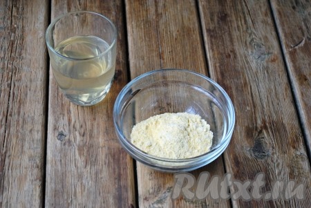 Кукурузную муку насыпать в миску. 