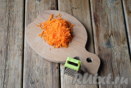 Вареную морковь натереть на средней тёрке.&nbsp;
